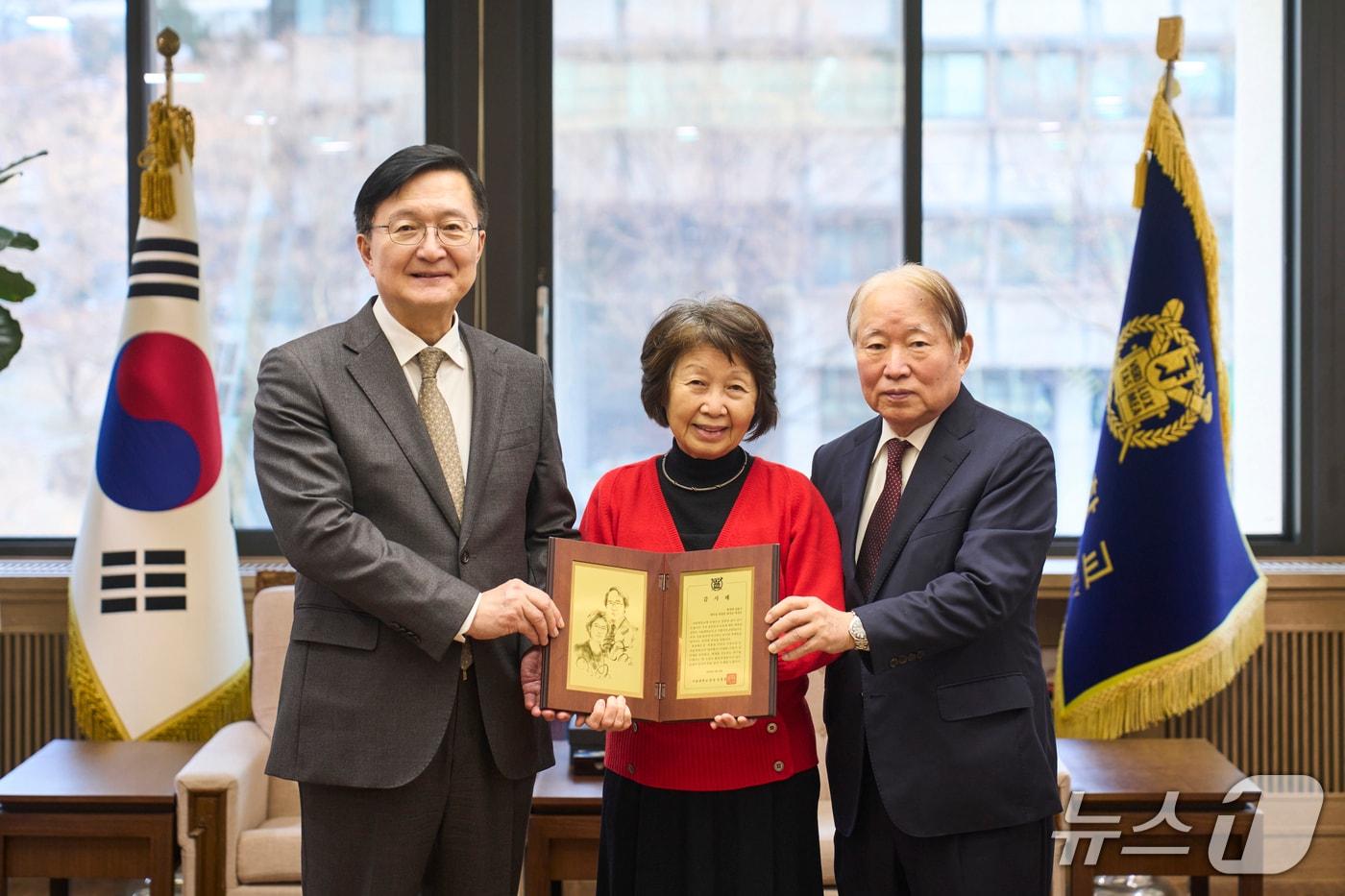 본문 이미지 - 유홍림 서울대 총장(왼쪽)은 지난 14일 관악캠퍼스 행정관에서 최성복(불어불문학 졸·가운데)·김윤수(정치학 졸) 부부에게 기부 감사패를 전달했다.(서울대 제공)