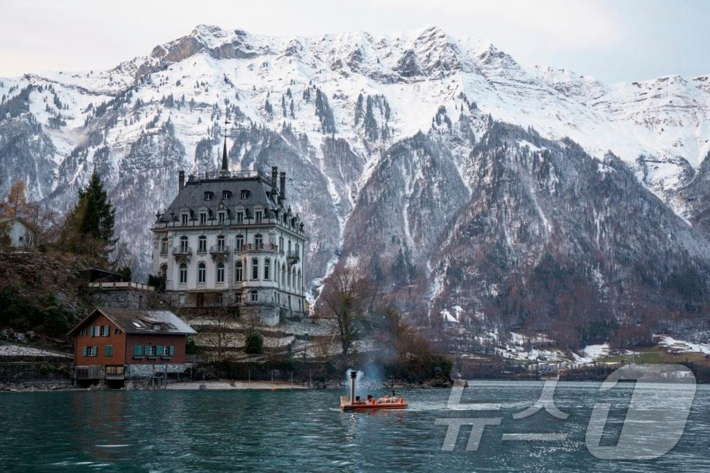 브리엔츠 호수에서 즐기는 온수 욕조(스위스관광청 제공)