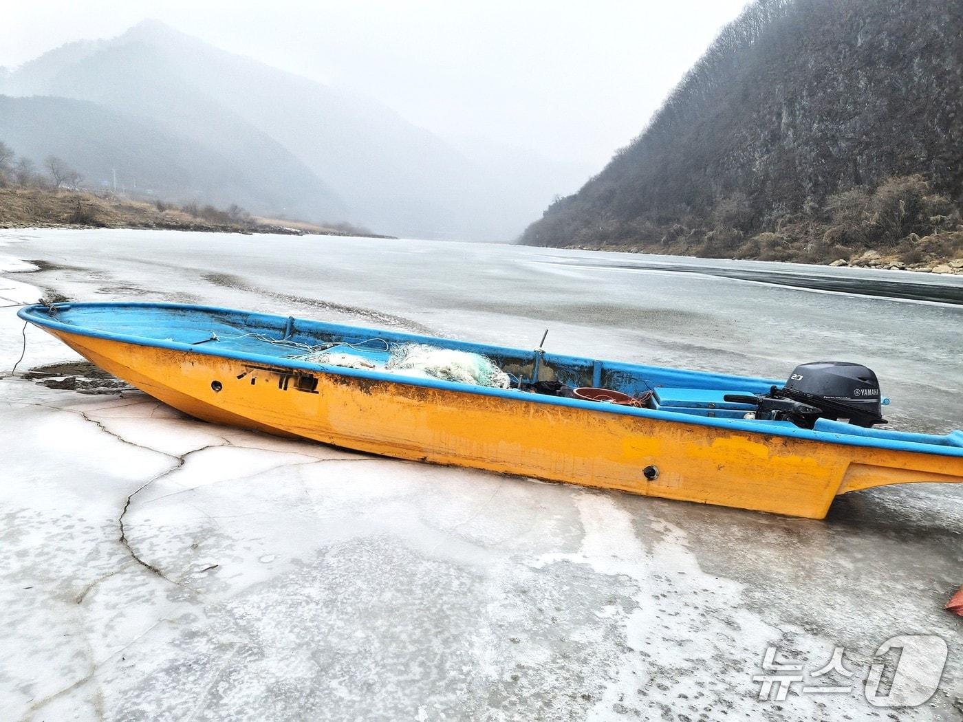 본문 이미지 - 낚시 배가 한파에 얼어붙은 단양 남한강에서 멈춰서 있다./2026.1.16/뉴스1 손도언 기자 