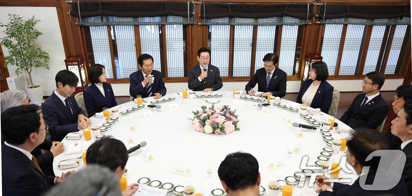 본문 이미지 - 이재명 대통령이 16일 청와대 상춘재에서 열린 정당 지도부 초청 오찬에서 발언하고 있다. (청와대통신사진기자단) 2026.1.16/뉴스1 ⓒ News1 허경 기자
