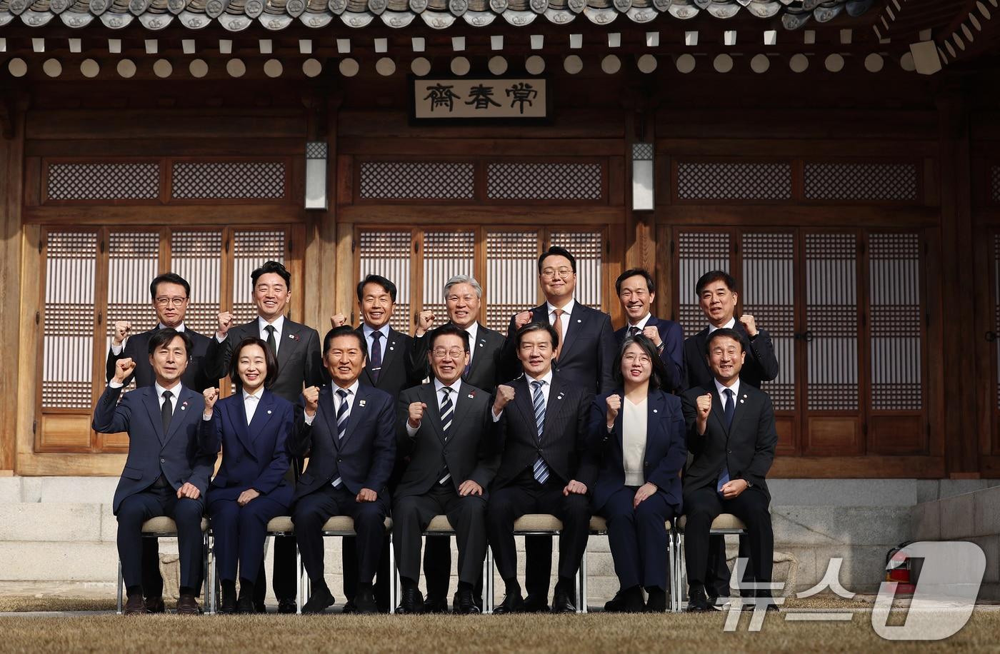 본문 이미지 - 이재명 대통령이 16일 청와대 상춘재에서 열린 정당 지도부 초청 오찬에서 여야 지도부들과 기념촬영을 하고 있다. (청와대통신사진기자단) 2026.1.16/뉴스1 ⓒ News1 허경 기자