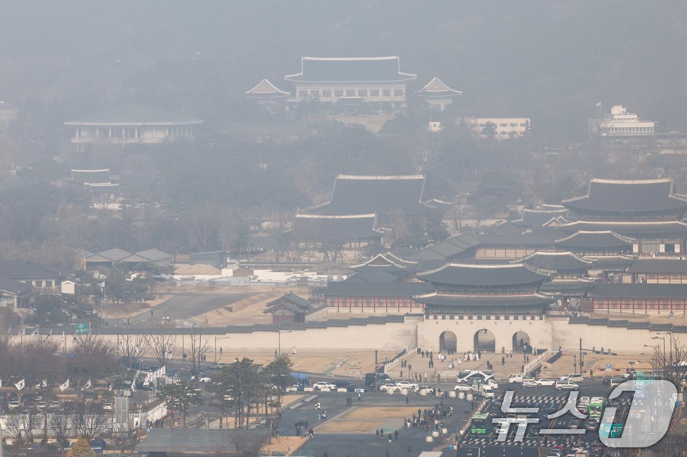 본문 이미지 - 올해 들어 처음으로 서울에 미세먼지 주의보가 발령된 16일 서울 종로구 광화문광장, 경복궁, 청와대 일대가 뿌옇다. 2026.1.16/뉴스1 ⓒ News1 안은나 기자