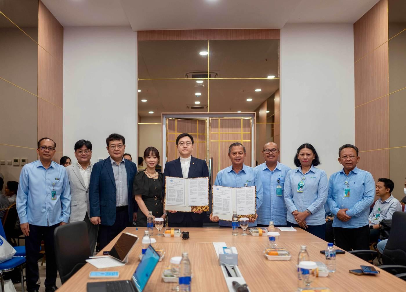 본문 이미지 - 김경남 웨이센 대표(가운데 왼쪽)와 국제성모병원, 응우라 국립중앙종합병원 관계자들이 기념사진을 찍고 있다.(웨이센 제공)/뉴스1