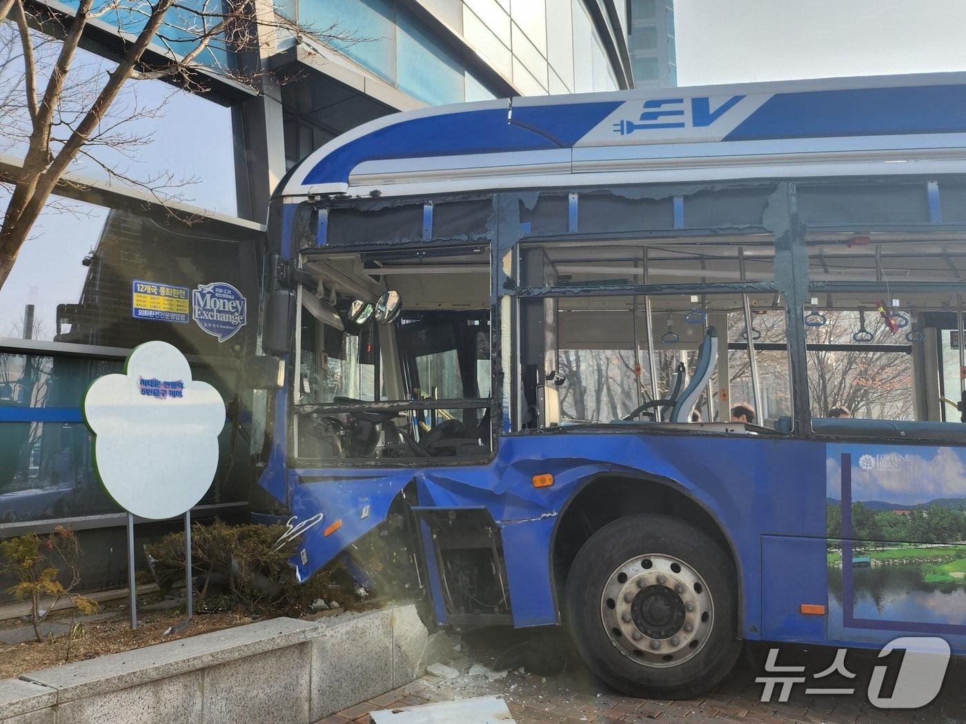 본문 이미지 - 16일 서울 서대문역 인근에서 시내버스가 건물로 돌진하는 사고가 발생했다. 뉴스1 ⓒ News1 장성희 기자