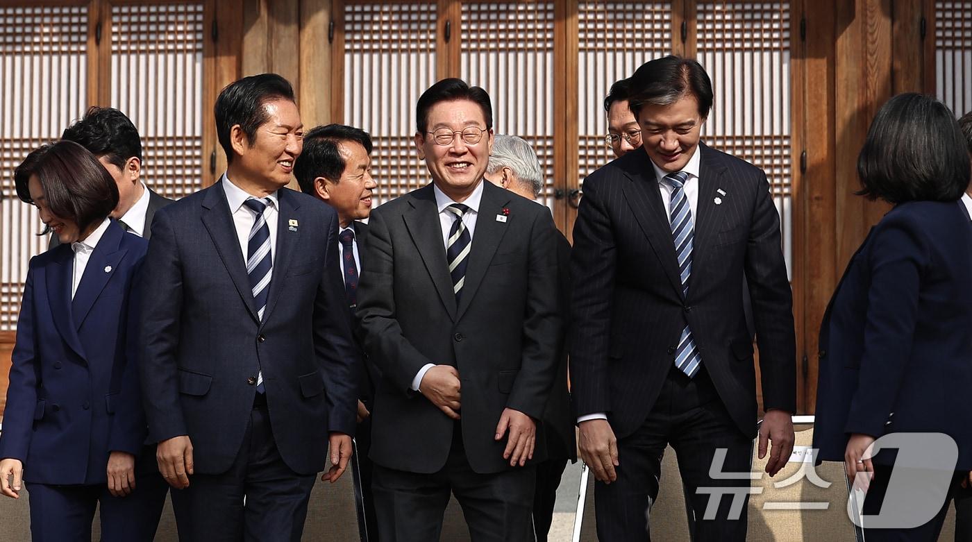 본문 이미지 - 이재명 대통령이 16일 청와대 상춘재에서 열린 정당 지도부 초청 오찬에서 기념촬영을 마치고 정청래 더불어민주당 대표, 조국 조국혁신당 대표와 나란히 이동하고 있다. (청와대통신사진기자단) 2026.1.16/뉴스1 ⓒ News1 허경 기자