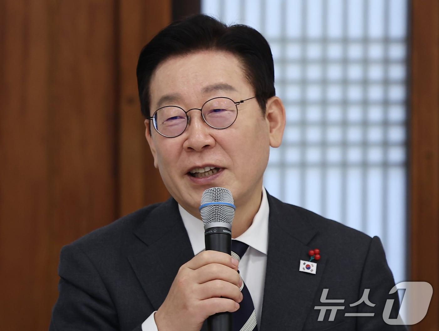 본문 이미지 - 이재명 대통령이 16일 청와대 상춘재에서 열린 정당 지도부 초청 오찬에서 발언하고 있다. (청와대통신사진기자단) 2026.1.16/뉴스1 ⓒ News1 허경 기자
