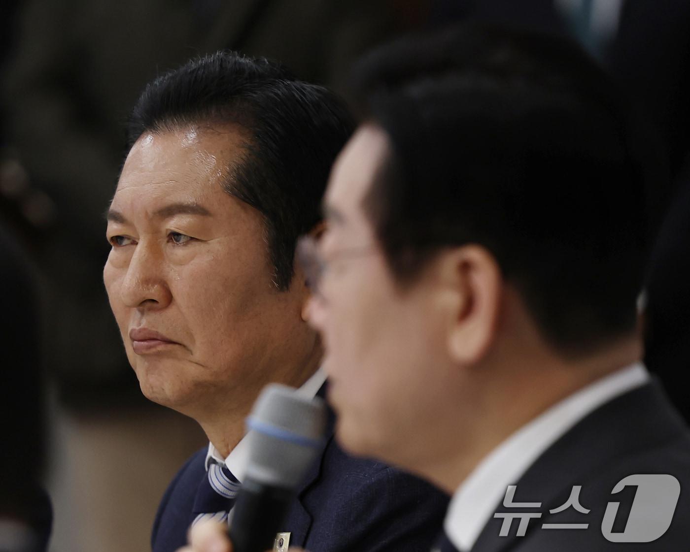 본문 이미지 - 정청래 더불어민주당 대표가 16일 청와대 상춘재에서 열린 정당 지도부 초청 오찬에서 이재명 대통령의 발언을 경청하고 있다. (청와대통신사진기자단) 2026.1.16/뉴스1 ⓒ News1 허경 기자