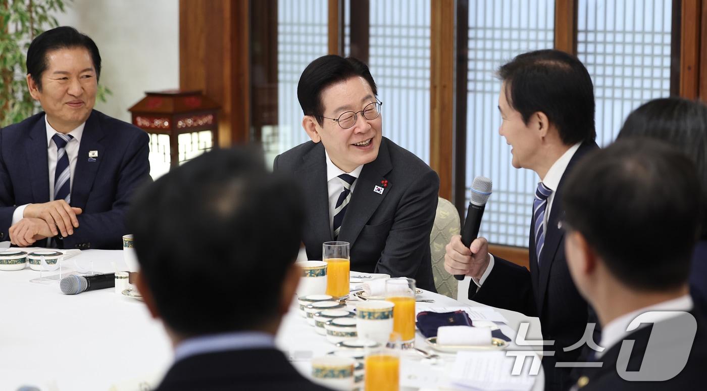 본문 이미지 - 이재명 대통령이 16일 청와대 상춘재에서 열린 정당 지도부 초청 오찬에서 조국 조국혁신당 대표와 이야기를 나누고 있다. (청와대통신사진기자단) 2026.1.16/뉴스1 ⓒ News1 허경 기자