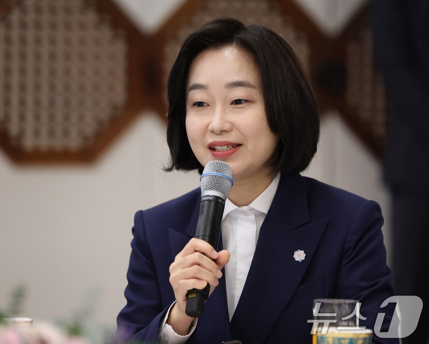 본문 이미지 - 김재연 진보당 상임대표가 16일 청와대 상춘재에서 이재명 대통령이 마련한 정당 지도부 초청 오찬에서 발언하고 있다. (청와대통신사진기자단) 2026.1.16/뉴스1 ⓒ News1 허경 기자