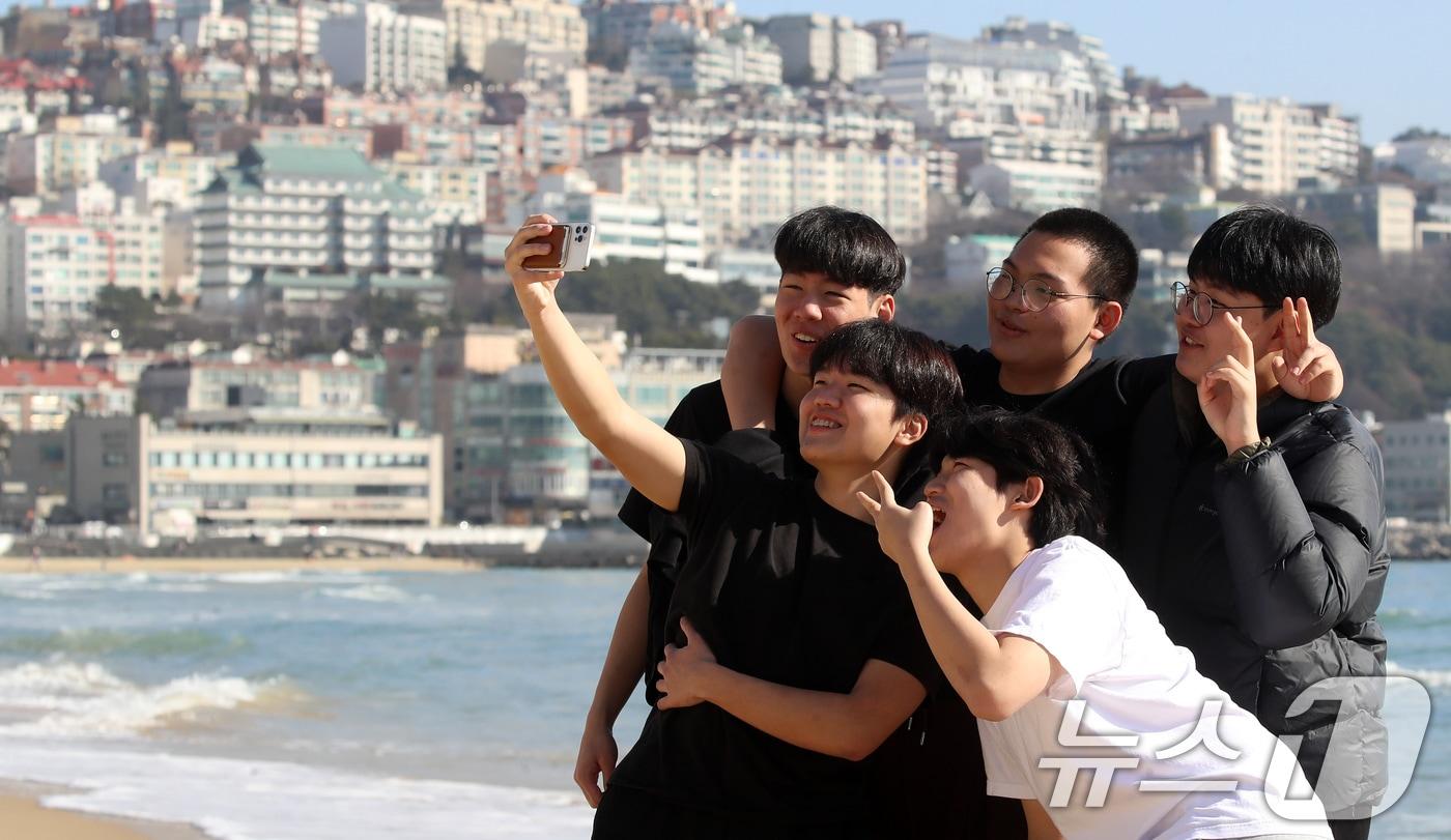 본문 이미지 - 포근한 날씨를 보인 16일 부산 해운대해수욕장에서 반팔 차림을 한 시민들이 셀카를 찍으며 추억을 남기고 있다. 2026.1.16/뉴스1 ⓒ News1 윤일지 기자