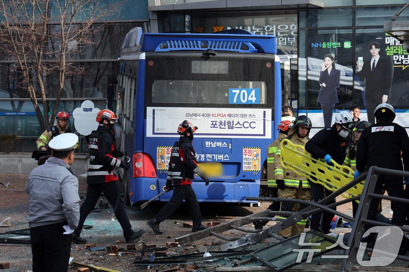 본문 이미지 - 지난달 16일 오후 서울 서대문역 인근에서 시내버스가 건물로 돌진하는 사고가 발생해 경찰과 소방대원이 현장을 수습하고 있다.2026.1.16 ⓒ 뉴스1 황기선 기자