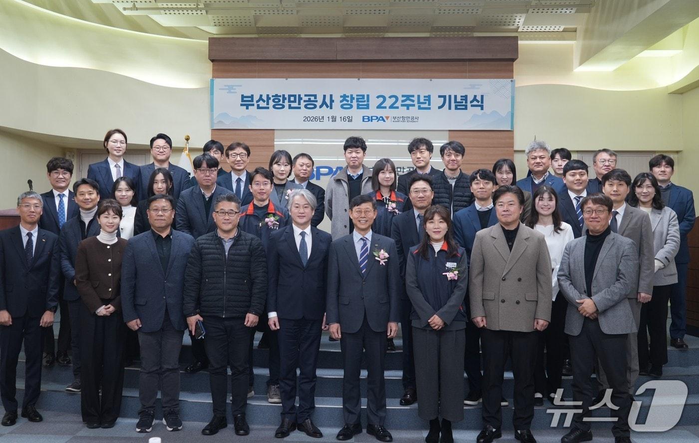 본문 이미지 - 부산항만공사 창립 22주년 기념식에 참석한 직원들이 기념촬영을 하고 있다. (BPA 제공. 재판매 및 DB금지)