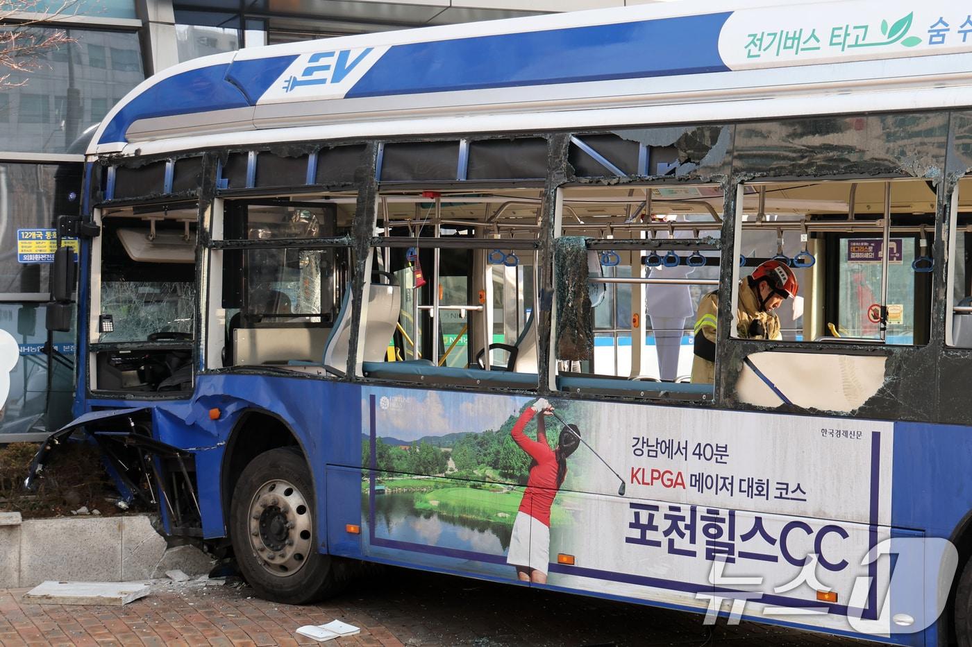 본문 이미지 - 서울 서대문역 인근에서 시내버스가 건물로 돌진하는 사고가 발생해 경찰과 소방대원이 현장을 수습하는 모습.  2026.1.16 ⓒ 뉴스1 황기선 기자