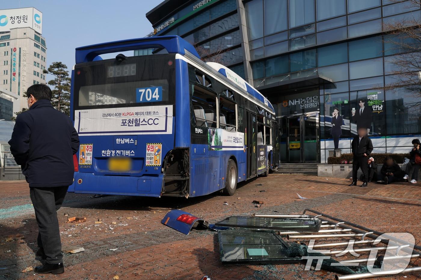 본문 이미지 - 16일 오후 서울 서대문역 인근에서 시내버스가 건물로 돌진하는 사고가 발생해 시민들이 사고 현장을 살펴보고 있다. 이 사고로 현재 4명이 부상을 입고 그 중 1명이 중상인 것으로 알려졌다. 2026.1.16/뉴스1 ⓒ News1 황기선 기자