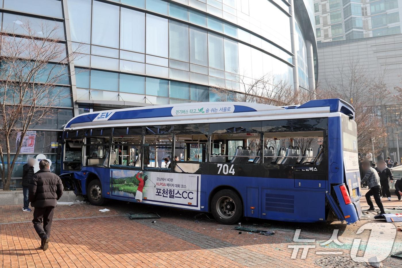 본문 이미지 - 16일 오후 서울 서대문역 인근에서 시내버스가 건물로 돌진하는 사고가 발생해 시민들이 사고 현장을 살펴보고 있다. 이 사고로 현재 4명이 부상을 입고 그 중 1명이 중상인 것으로 알려졌다. 2026.1.16/뉴스1 ⓒ News1 황기선 기자