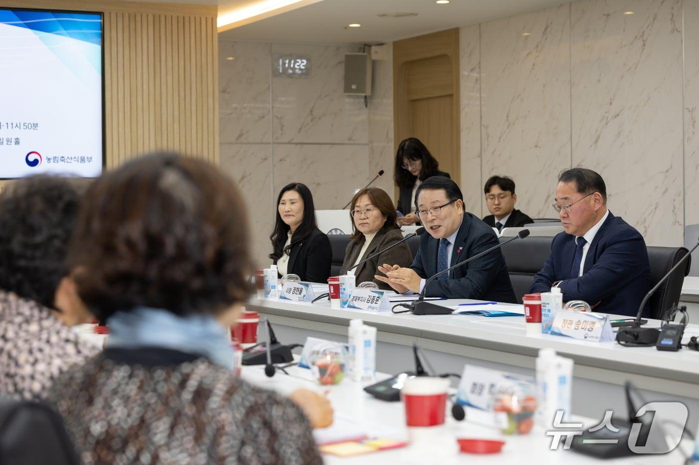 본문 이미지 - 지난 15일 전북 익산을 찾은 송미령 장관에 정헌율 시장이 '치킨벨트' 조성 사업과 관련해 건의하고 있다.(익산시 제공. 재판매 및 DB 금지)