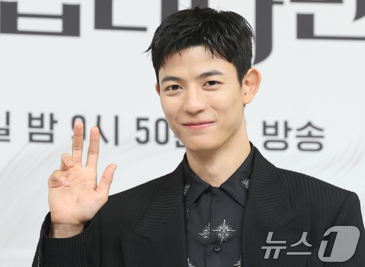 본문 이미지 - 배우 로몬이 16일 서울 양천고 목동SBS에서 열린 새 금토드라마 '오늘부터 인간입니다만'(극본 박찬영, 조아영/ 연출 김정권) 제작발표회에 참석해 포즈를 취하고 있다. ‘오늘부터 인간입니다’는 하루아침에 인간이 된 구미호 은호(김혜윤 분)와 세계 최정상에서 추락한 축구선수 강시열(로몬 분)의 '운명 격변'이 담긴 망생구원 판타지 로맨스다. 2026.1.16/뉴스1 ⓒ News1 권현진 기자