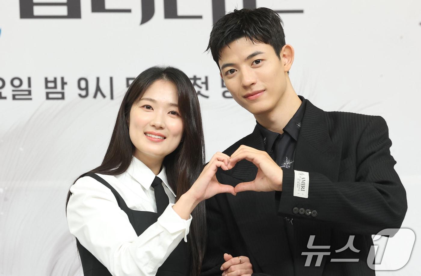 본문 이미지 - 배우 김혜윤과 로몬(오른쪽)이 16일 서울 양천고 목동SBS에서 열린 새 금토드라마 '오늘부터 인간입니다만'(극본 박찬영, 조아영/ 연출 김정권) 제작발표회에 참석해 골 세리머니 포즈를 취하고 있다. ‘오늘부터 인간입니다’는 하루아침에 인간이 된 구미호 은호(김혜윤 분)와 세계 최정상에서 추락한 축구선수 강시열(로몬 분)의 '운명 격변'이 담긴 망생구원 판타지 로맨스다. 2026.1.16/뉴스1 ⓒ News1 권현진 기자