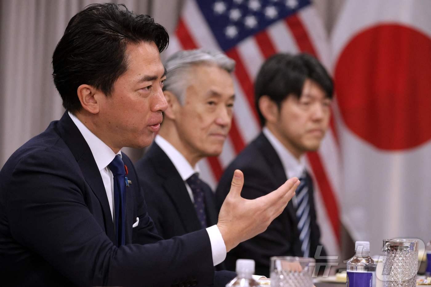 본문 이미지 - 고이즈미 신지로 일본 방위상이 15일(현지시간) 미국 버지니아주 알링턴 소재 미 국방부 청사(펜타곤)에서 피트 헤그세스 미 국방장관과 만나 회담하고 있다. 2026.1.15 ⓒ AFP=뉴스1 ⓒ News1 강민경 기자