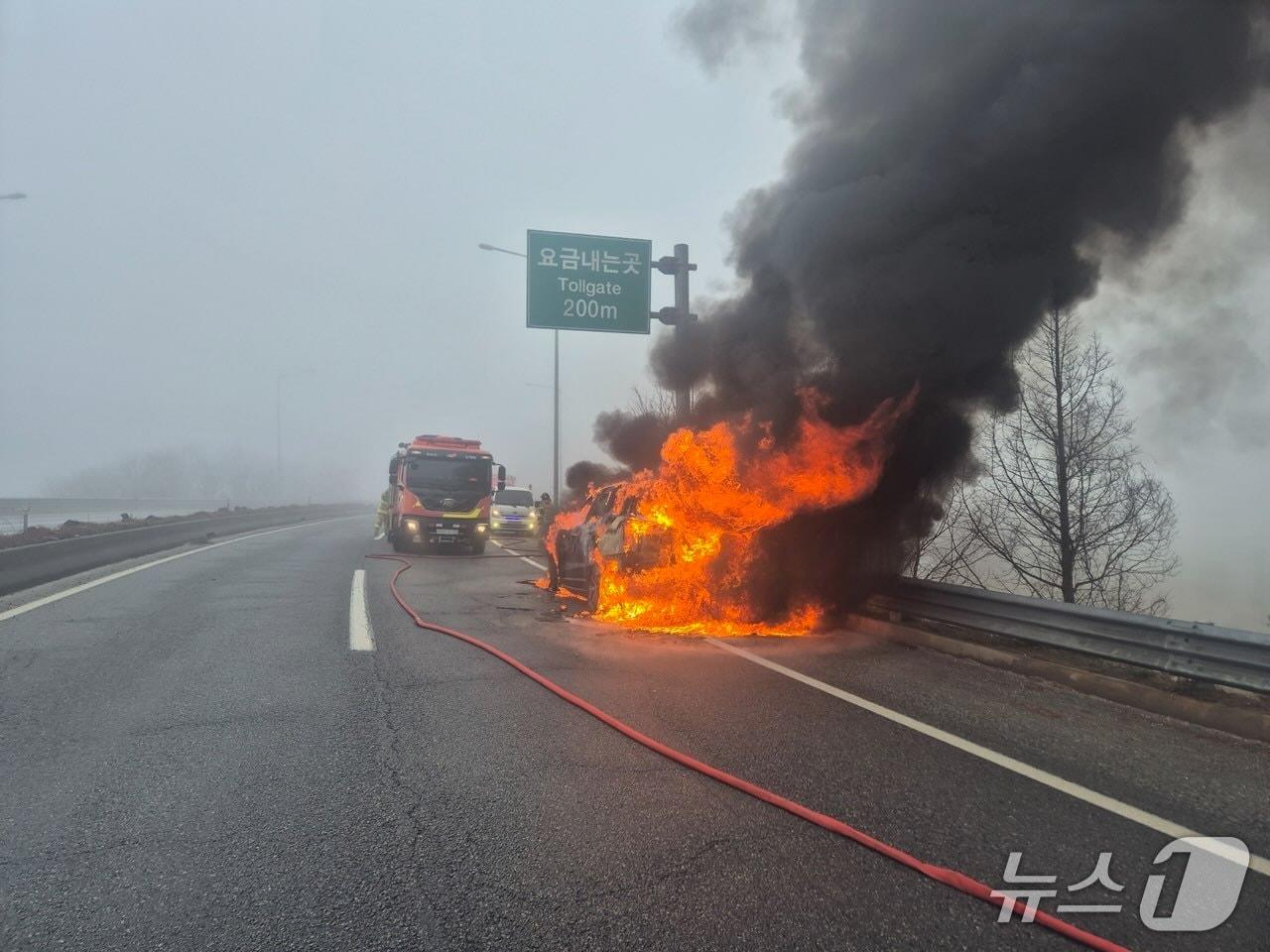 본문 이미지 - 예산 당진대전고속도로 차량 화재 현장. (예산소방서 제공, 재판매 및 DB금지) / 뉴스1 