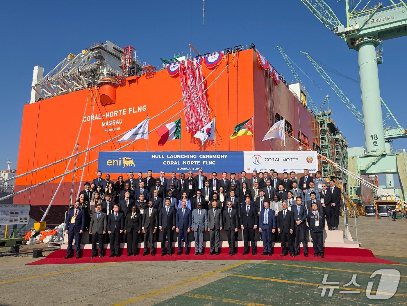 본문 이미지 - 16일 삼성중공업 거제조선소에서 열린 '코랄 노르트' FLNG 진수식에서 관계자들이 기념사진을 촬영하고 있다(삼성중공업 제공)