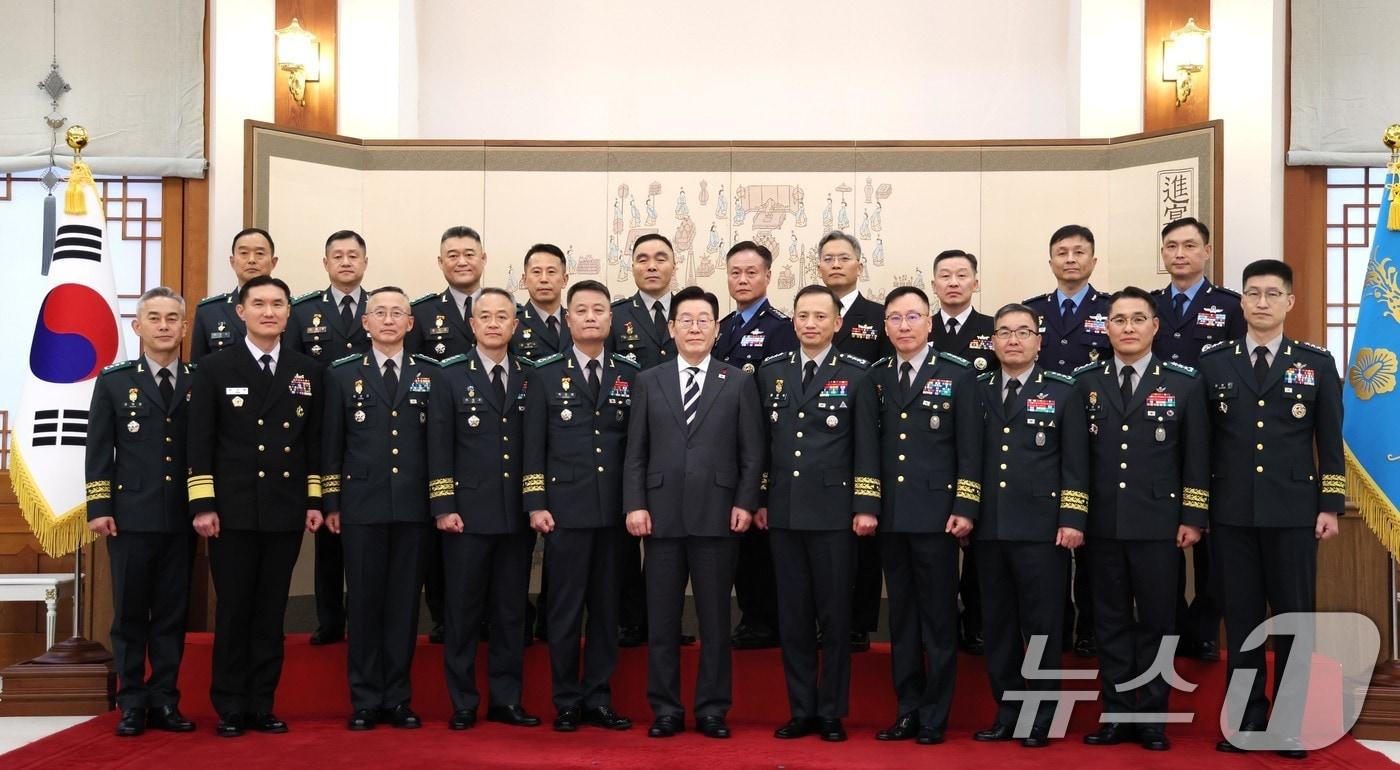 본문 이미지 - 이재명 대통령이16일 청와대 본관에서 열린 3성 장군 진급·보직 신고 및 수치 수여식에서 진급자들과 기념촬영을 하고 있다. 2026.1.16/뉴스1 ⓒ News1 허경 기자