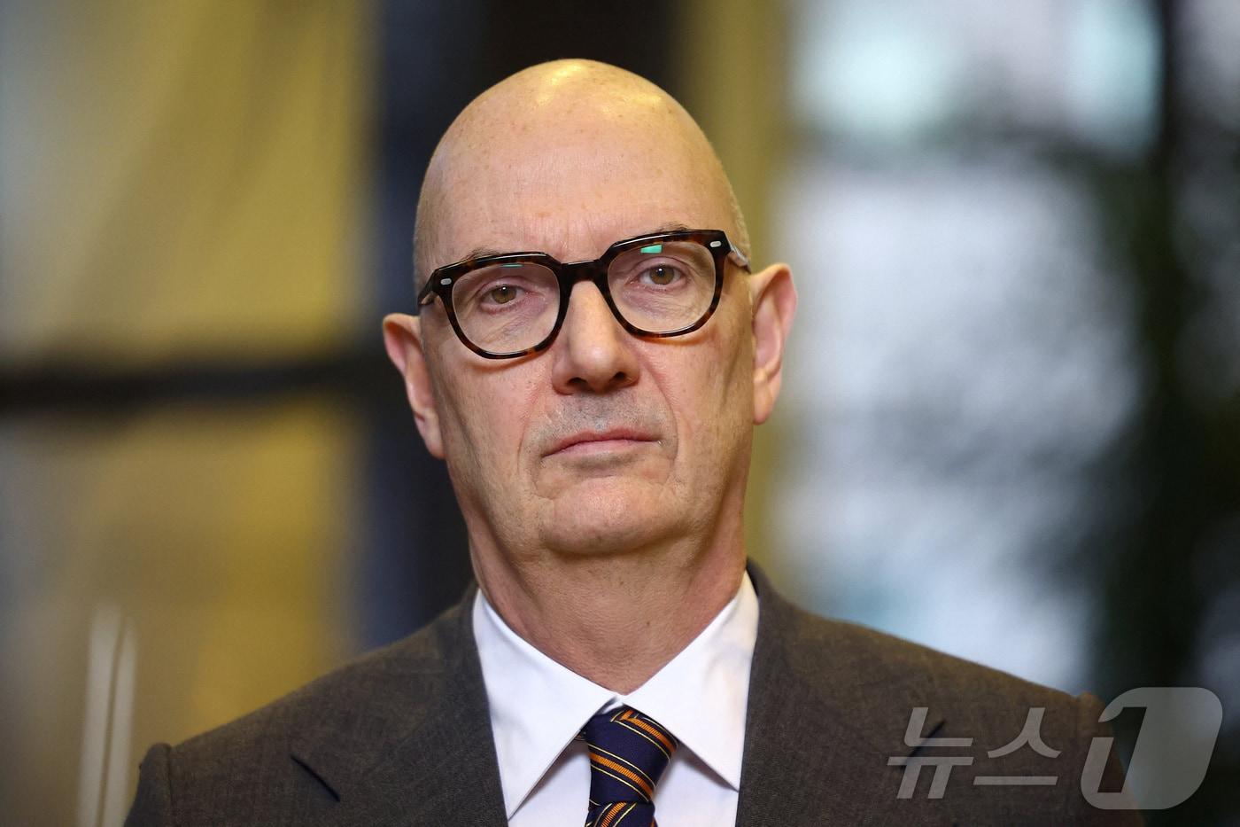 본문 이미지 - 6일(현지시간) 프랑스 파리에서 열린 2026년도 예산안 관련 의회 회의에 앞서 발언하고 있는 롤랑 레스퀴르 프랑스 재무부 장관. 2026. 01. 06. ⓒ 로이터=뉴스1 ⓒ News1 양은하 기자