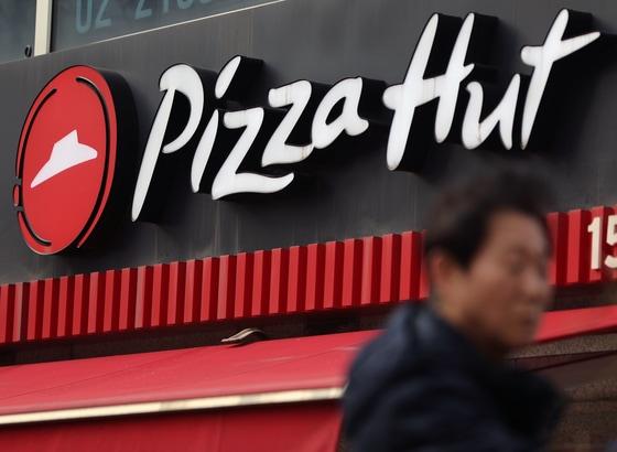 본문 이미지 - 피자헛 매장 앞으로 시민들이 이동하고 있다. 2026.1.16/뉴스1 ⓒ News1 황기선 기자