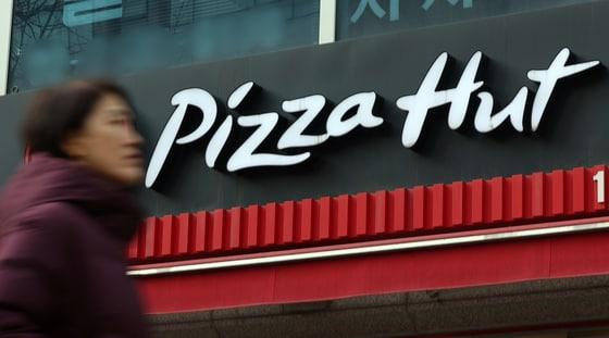 본문 이미지 - 16일 시내 피자헛 매장 앞으로 시민들이 이동하고 있다. 대법원은 지난 15일 한국피자헛 가맹점주들이 본사를 상대로 제기한 부당이득금 반환 청구소송 상고심에서 원고 일부 승소한 원심판결을 확정했다. 이번 대법 판결을 계기로 유사한 법적 분쟁이 다른 프랜차이즈로 번질 것으로 전망하고 있다. 2026.1.16/뉴스1 ⓒ News1 황기선 기자