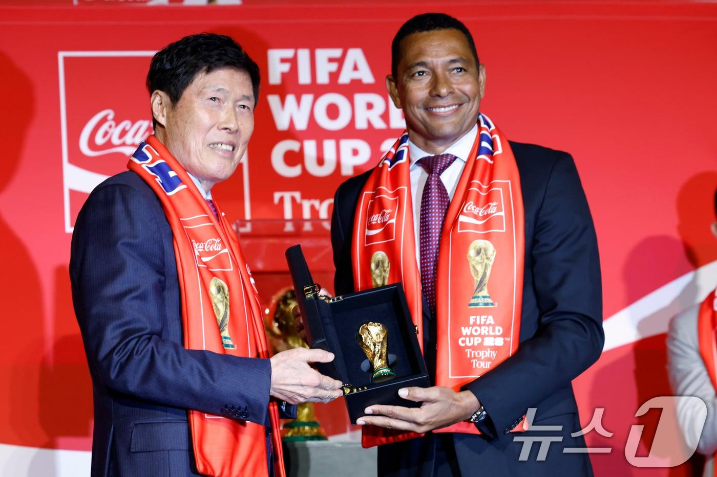 본문 이미지 - 16일 오후 서울 용산구 한강대로 CGV 용산아이파크몰 스크린X관에서 열린 FIFA 월드컵 트로피 투어 미디어 간담회에서 FIFA 글로벌 홍보대사이자 전 브라질 축구 국가대표 지우베르투 시우바(Gilberto Silva)가 한국 축구 레전드 차범근 전 감독에게 FIFA 트로피 레플리카를 전달하고 있다. 2026.1.16/뉴스1 ⓒ News1 박정호 기자
