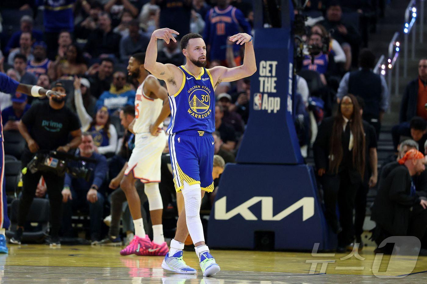 본문 이미지 - 골든스테이트 워리어스의 스테픈 커리가 16일(한국시간) 미국 캘리포니아주 샌프란시스코 체이스 센터에서 열린 2025-26 NBA 뉴욕 닉스전에서 27점으로 활약해 팀의 126-113 승리를 이끌었다. ⓒ AFP=뉴스1
