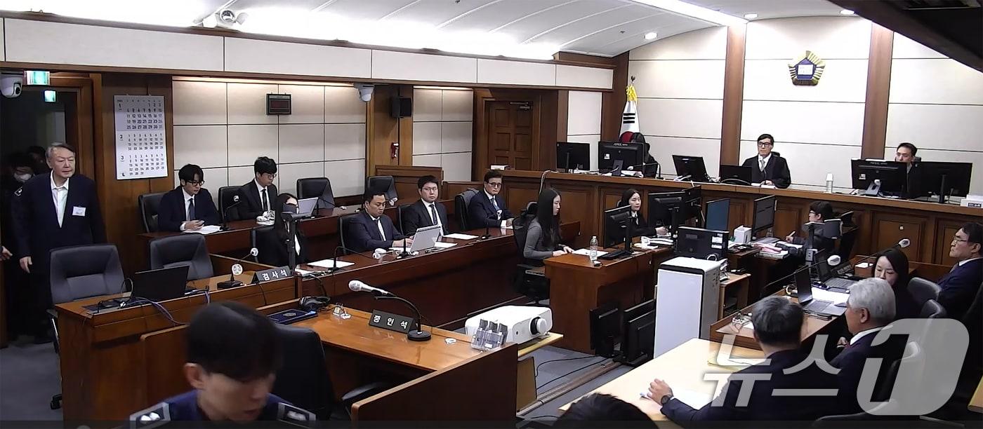 본문 이미지 - 윤석열 전 대통령이 16일 오후 서울 서초구 중앙지방법원에서 체포 방해와 국무위원 심의권 침해 등 혐의 1심 선고 공판에 출석하고 있다. 윤 전 대통령은 이날 징역 5년을 선고받았다. (중앙지법 제공. 재판매 및 DB 금지) 2026.1.16/뉴스1