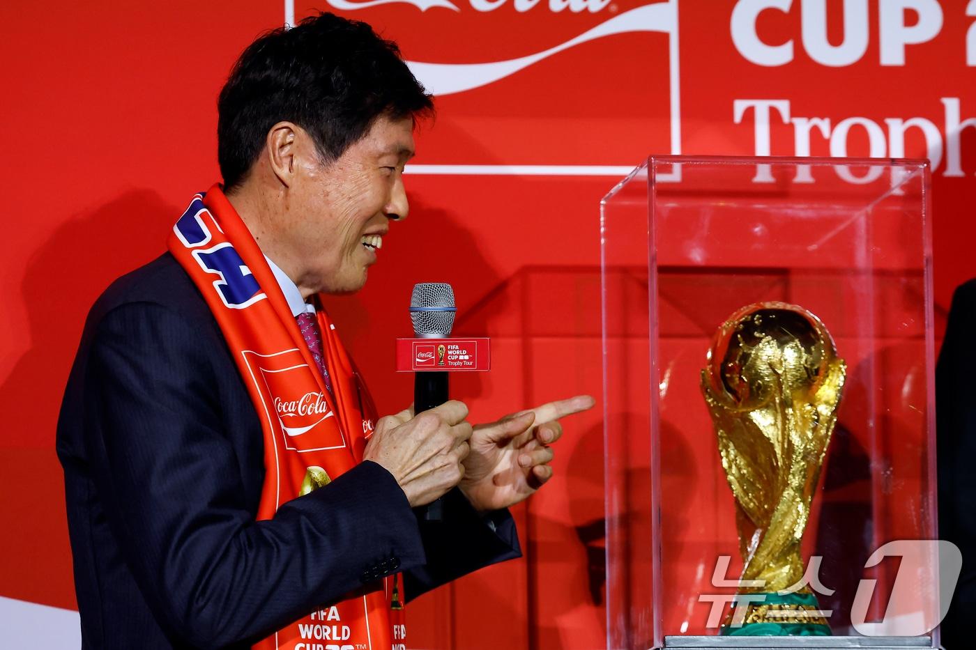 본문 이미지 - 한국 축구 레전드 차범근 전 감독이 16일 오후 서울시 용산구 한강대로 CGV 용산아이파크몰 스크린X관에서 열린 FIFA 월드컵 트로피 투어 미디어 간담회에 참석해 월드컵 트로피를 만감이 교차하는 표정으로 바라보고 있다. 2026.1.16/뉴스1 ⓒ News1 박정호 기자