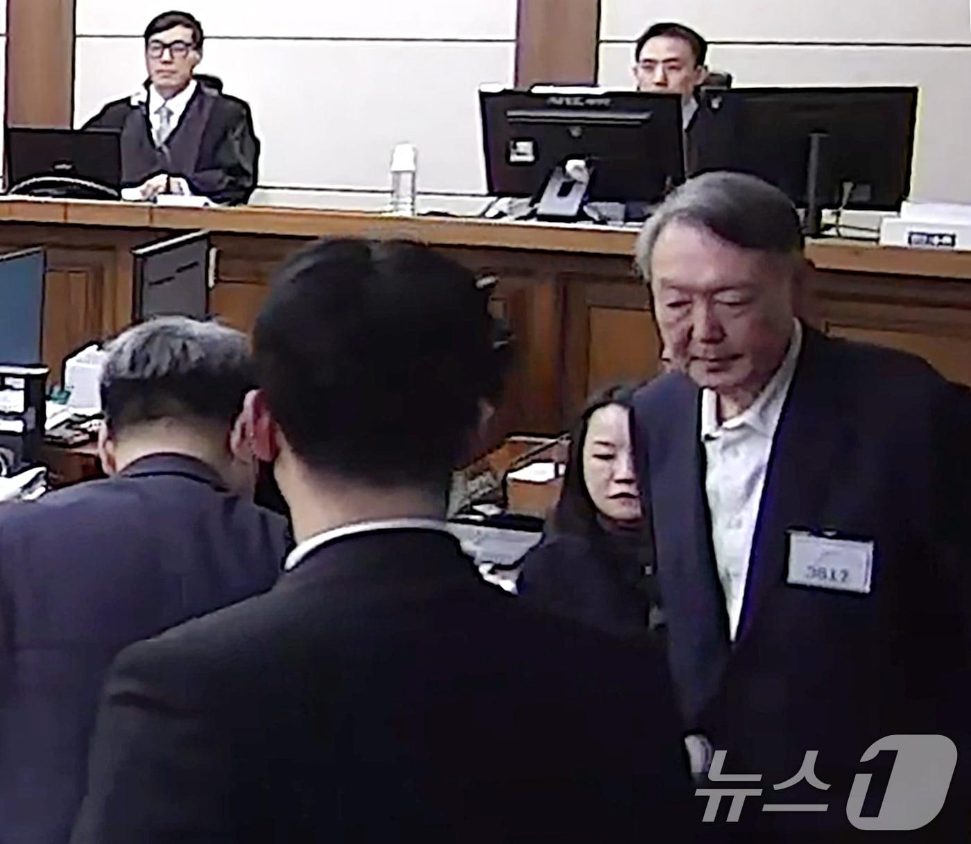 본문 이미지 - 윤석열 전 대통령이 16일 오후 서울 서초구 중앙지방법원에서 체포 방해와 국무위원 심의권 침해 등 혐의 1심 징역 5년을 선고받은 뒤 퇴장하고 있다. (중앙지법 제공. 재판매 및 DB 금지) 2026.1.16/뉴스1