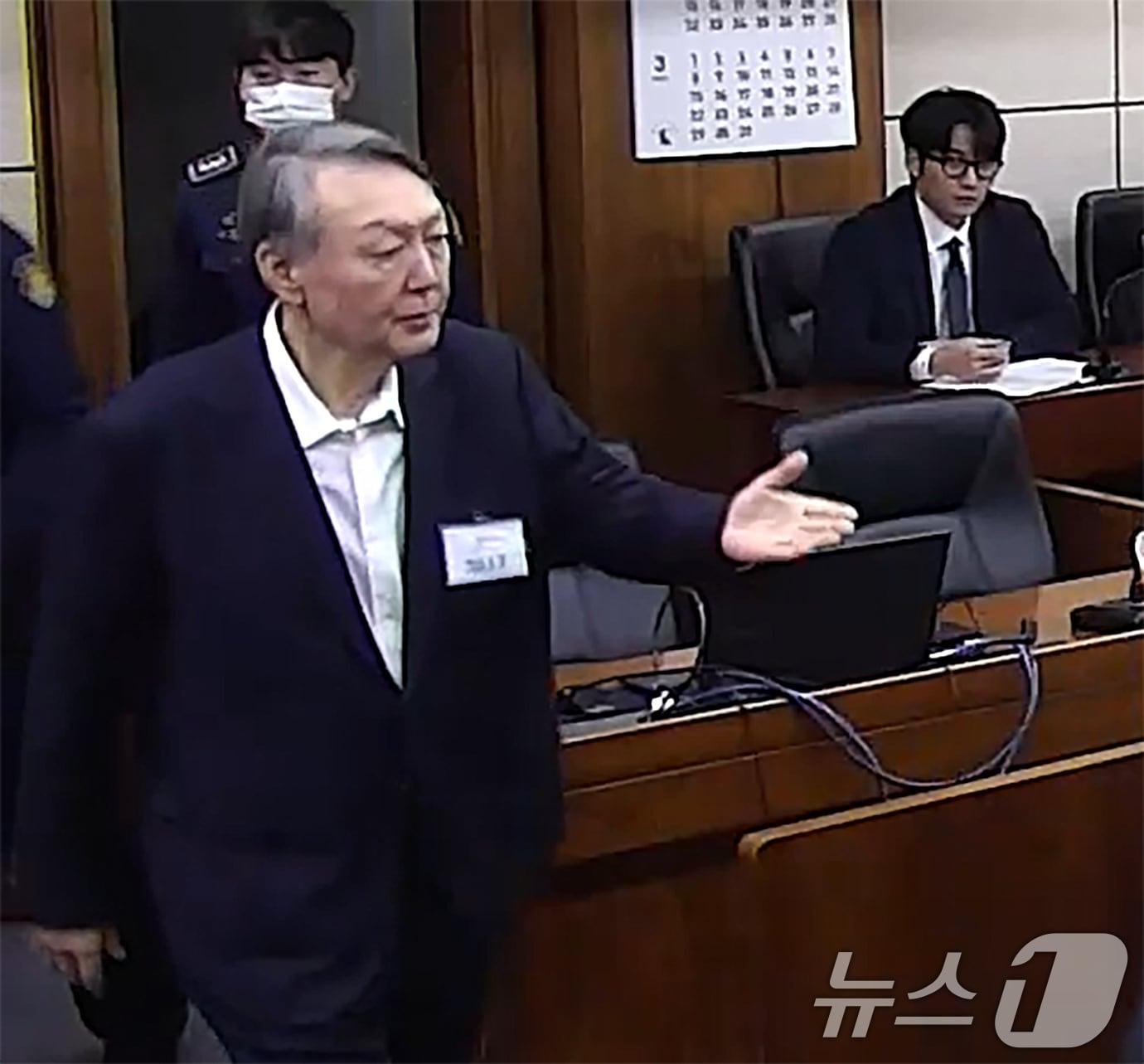 본문 이미지 - 윤석열 전 대통령이 지난 1월 16일 오후 서울 서초구 중앙지방법원에서 체포 방해와 국무위원 심의권 침해 등 혐의 1심 선고 공판에 출석하고 있다. 윤 전 대통령은 이날 징역 5년을 선고받았다. (중앙지법 제공. 재판매 및 DB 금지) 2026.1.16 ⓒ 뉴스1