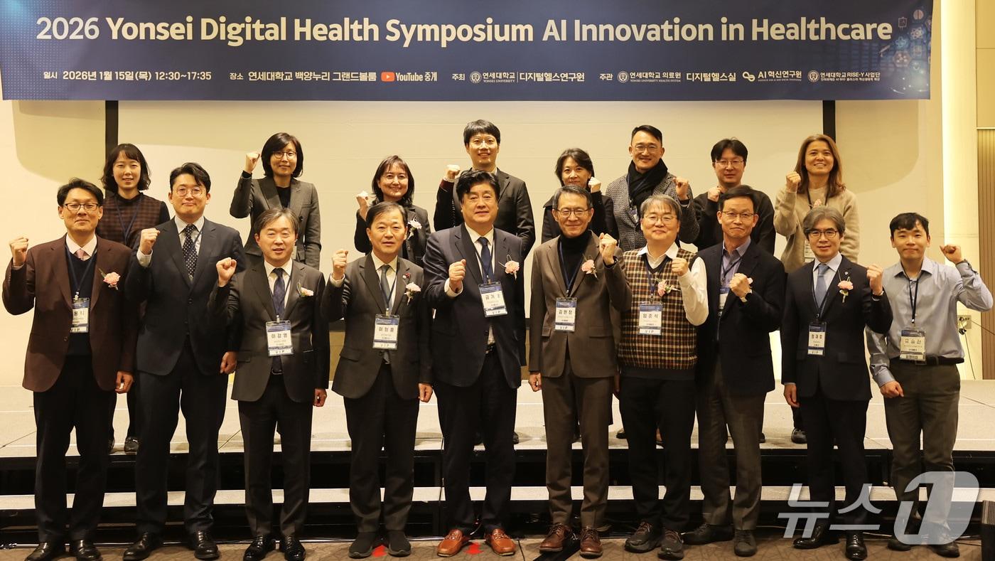 본문 이미지 - 금기창 연세의료원장(가운데) 등 보직자와 보건복지부 외빈 등이 기념사진을 촬영하고 있다.(세브란스병원 제공)