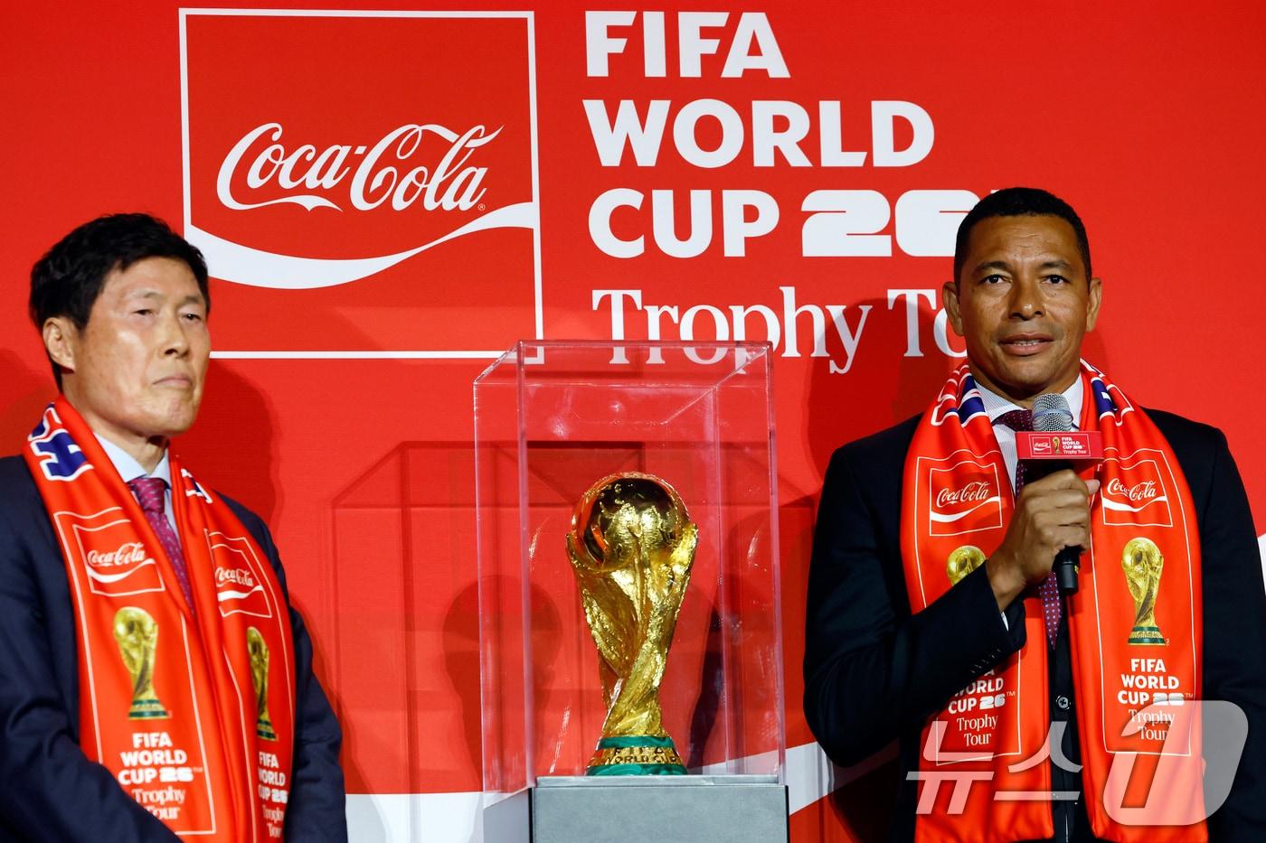 본문 이미지 - FIFA 글로벌 홍보대사이자 전 브라질 축구 국가대표 지우베르투 시우바(Gilberto Silva)가 16일 오후 서울시 용산구 한강대로 CGV 용산아이파크몰 스크린X관에서 열린 FIFA 월드컵 트로피 투어 미디어 간담회에서 대한민국의 북중미 월드컵 선전을 응원하고 있다. 2026.1.16/뉴스1 ⓒ News1 박정호 기자