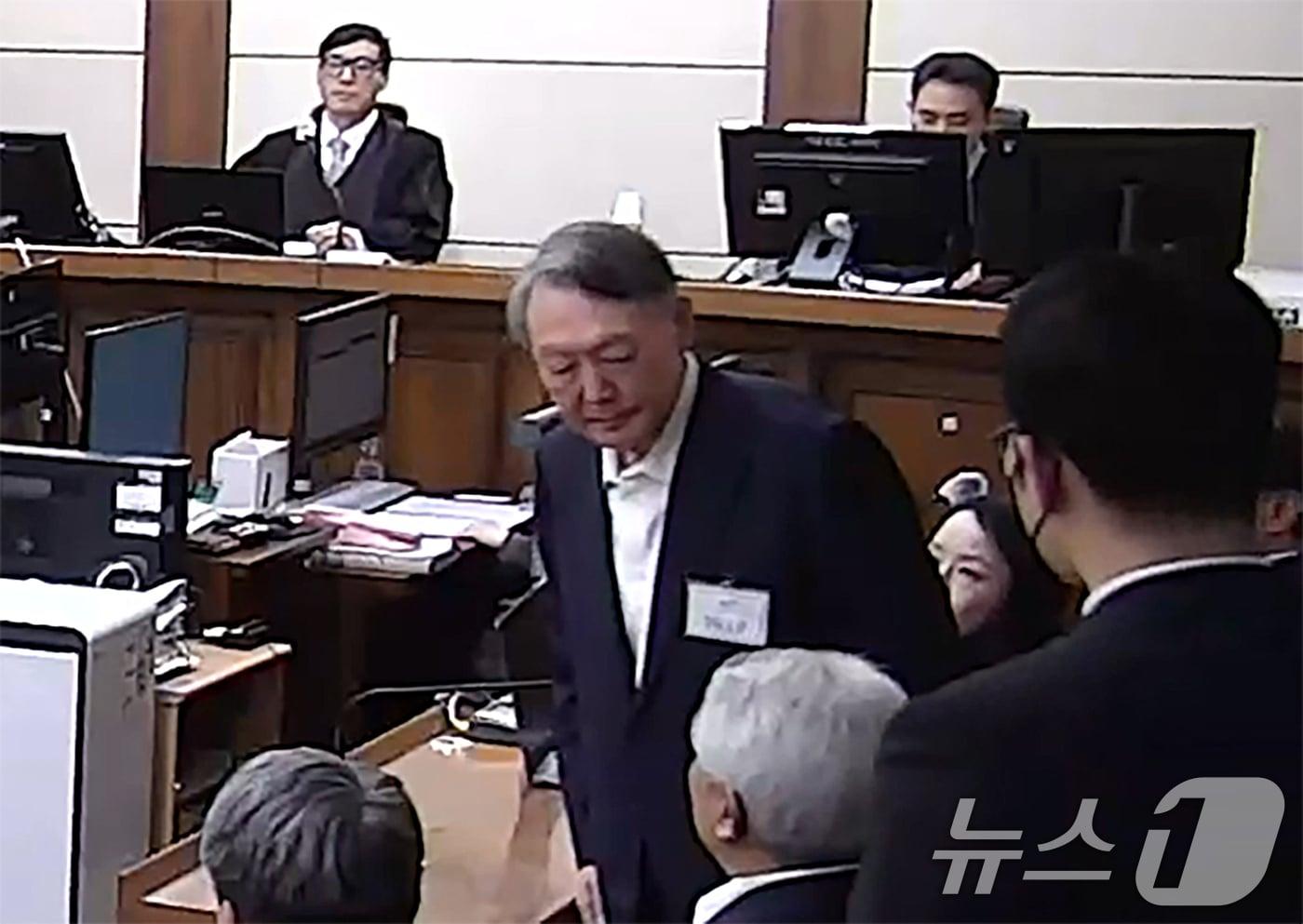 본문 이미지 - 윤석열 전 대통령이 16일 오후 서울 서초구 중앙지방법원에서 체포 방해와 국무위원 심의권 침해 등 혐의 1심 징역 5년을 선고받은 뒤 퇴장하고 있다. (중앙지법 제공. 재판매 및 DB 금지) 2026.1.16/뉴스1