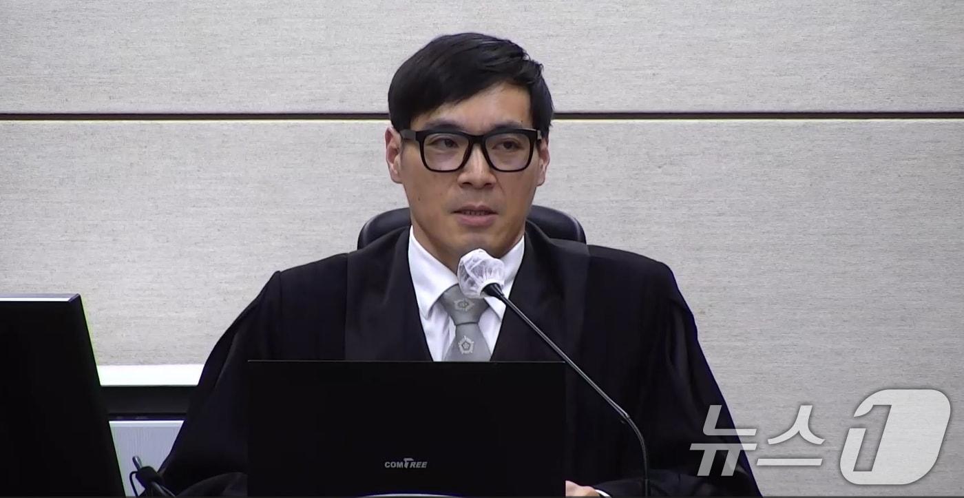 백대현 부장판사가 16일 오후 서울 서초구 중앙지방법원에서 체포 방해와 국무위원 심의권 침해 등 혐의로 기소된 윤석열 전 대통령에 대한 1심 선고 판결문을 낭독하고 있다. 재판부는 윤 전 대통령에 징역 5년을 선고했다. (중앙지법 제공. 재판매 및 DB 금지) 2026.1.16/뉴스1