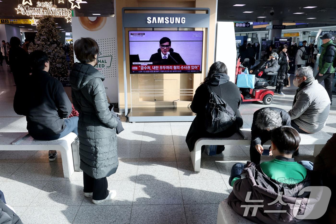 16일 오후 서울역에서 시민들이 체포 방해와 국무위원 심의권 침해 등 혐의로 기소된 윤석열 전 대통령에 대한 1심 선고 생중계를 지켜보고 있다 2026.1.16/뉴스1 ⓒ News1 이광호 기자