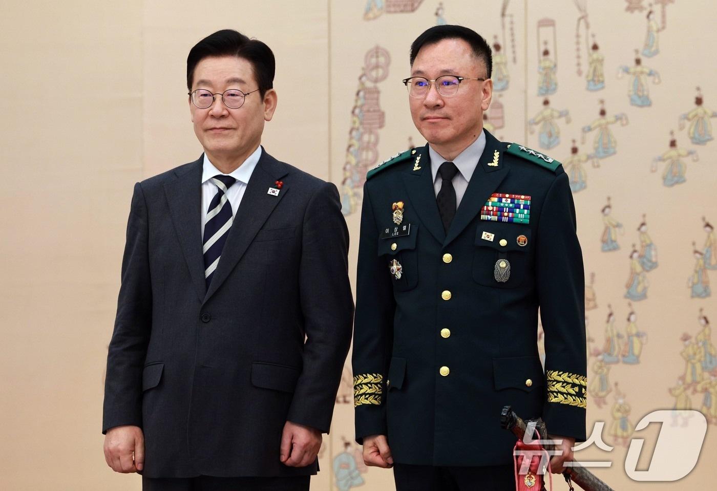 본문 이미지 - 이재명 대통령이 지난 1월 청와대 본관에서 열린 3성 장군 진급·보직 신고 및 수치 수여식에서 이상렬 제3군단장과 기념촬영을 하고 있다. 2026.1.16 ⓒ 뉴스1 허경 기자