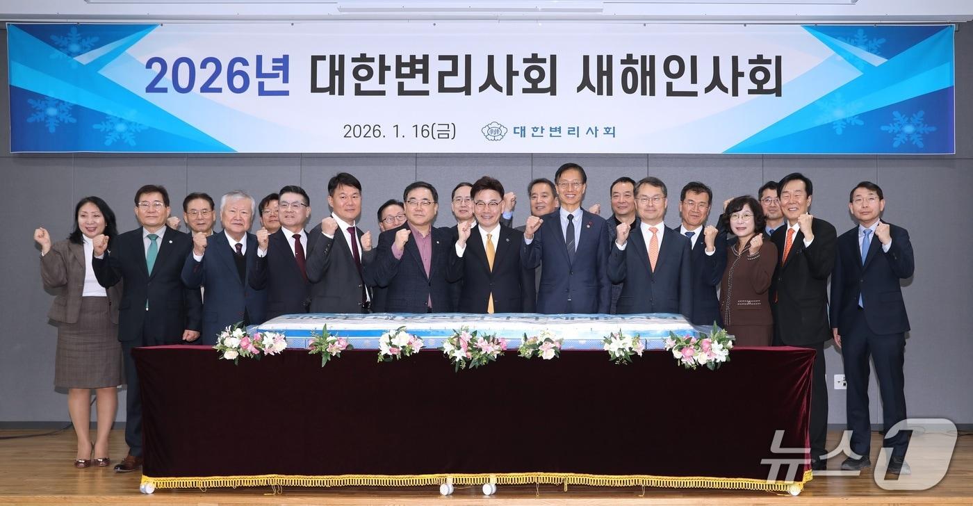 본문 이미지 - 김용선 지식재산처장(앞줄 왼쪽 8번째)과 허성무 의원(앞줄 왼쪽 6번째), 김두규 대한변리사회 회장(앞줄 왼쪽 7번째) 등이 기념촬영을 하고 있다.(지식재산처 제공.재판매 및 DB금지)/뉴스1 