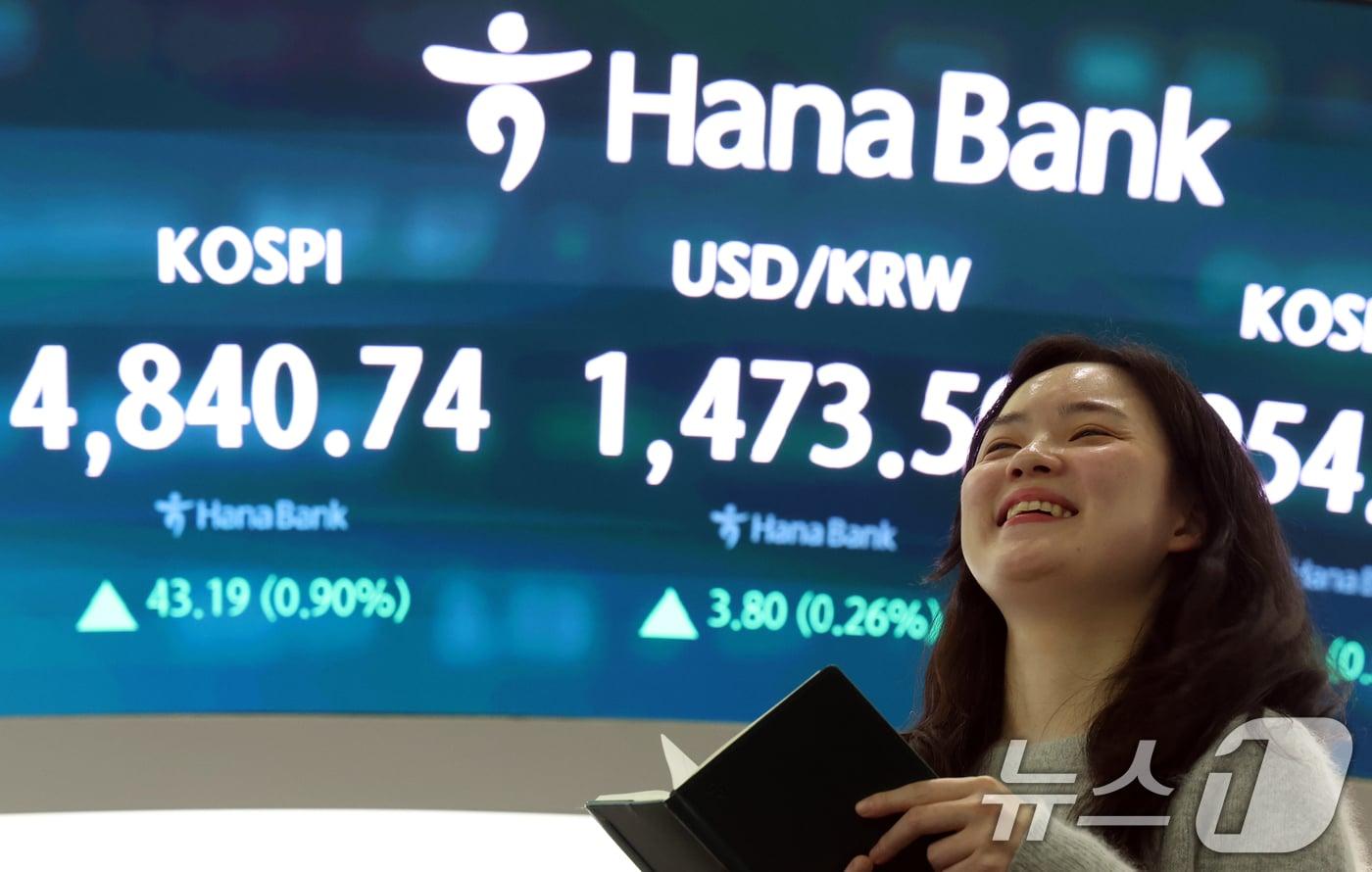 본문 이미지 - 코스피 종가가 사상최고치를 기록한 16일 오후 서울 중구 하나은행 본점 딜링룸 전광판에 증시 종가 시황이 나타나고 있다. 이날 코스피 지수는 전거래일 대비 43.19(0.90%) 포인트 상승한 4,840.74로, 코스닥지수는 3.43(0.36%)포인트 상승한 954.59로 장을 마감했다. 2026.1.16/뉴스1 ⓒ News1 김명섭 기자