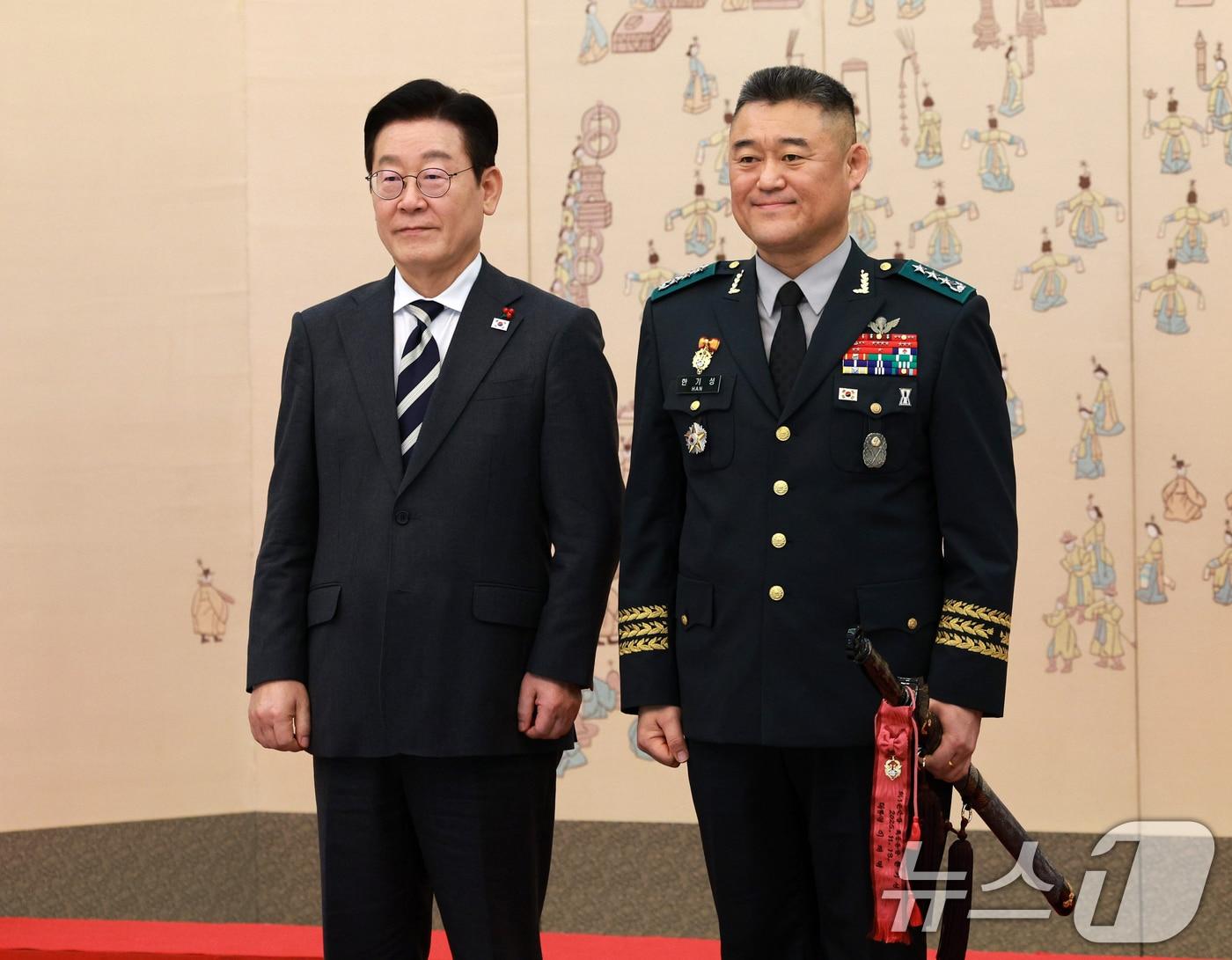 본문 이미지 - 지난 1월에 청와대에서 열린  3성 장군 진급·보직 신고 및 수치 수여식에서 이재명 대통령이 한기성 제1군단장과 기념촬영을 하고 있다. 2026.1.16 ⓒ 뉴스1 허경 기자
