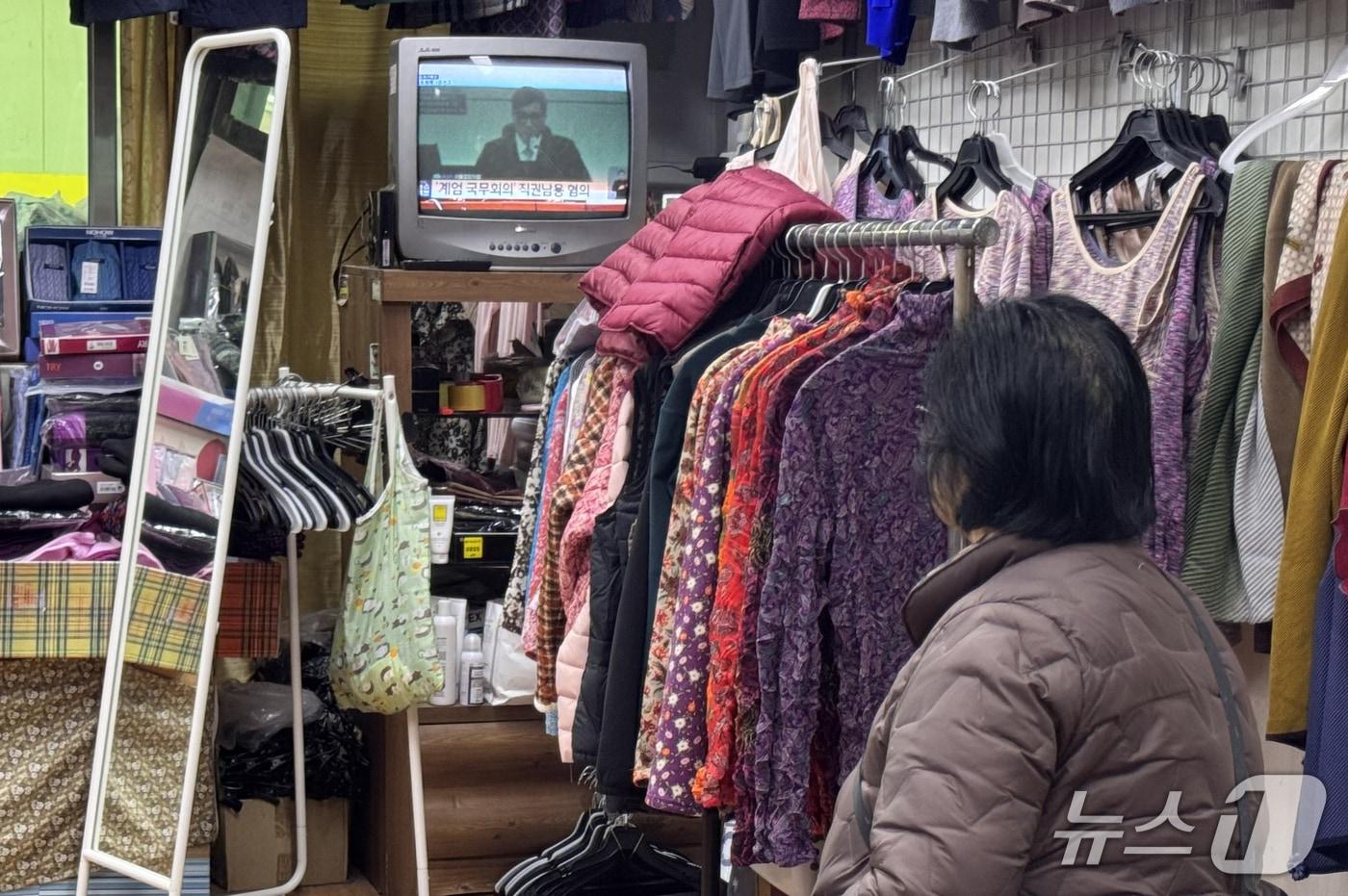본문 이미지 - 16일 울산 북구 호계공설시장 내 점포에서 시민들이 윤석열 전 대통령에 대한 1심 선고 공판 생중계를 보고 있다. 2026.1.16/뉴스1 ⓒ News1 김세은 기자