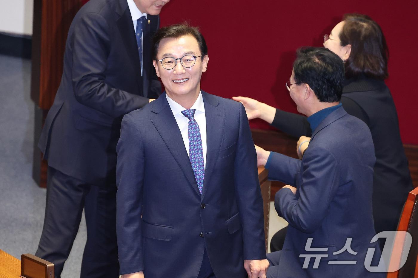 본문 이미지 - 전재수 더불어민주당 의원이 지난 16일 서울 여의도 국회에서 열린 제431회 국회(임시회) 제1차 본회의에서 윤석열·김건희에 의한 내란·외환 및 국정농단 행위의 진상규명을 위한 특별검사 임명 등에 관한 법률안에 대한 무제한토론 종결동의의 건을 투표하고 있다. 2026.1.16/뉴스1 ⓒ News1 신웅수 기자