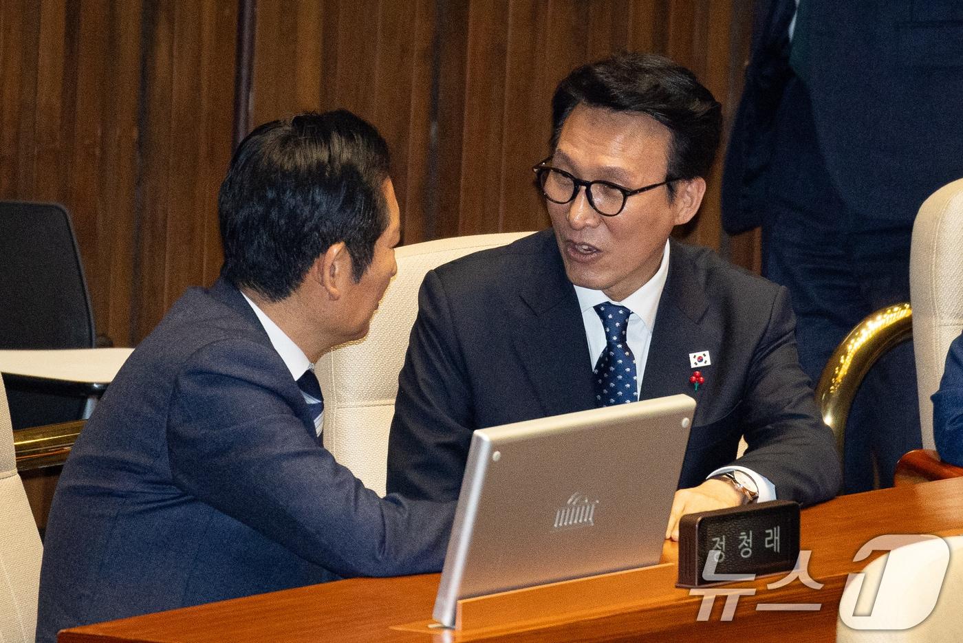 본문 이미지 - 김민석 국무총리와 정청래 더불어민주당 대표가 16일 서울 여의도 국회에서 열린 제431회 국회(임시회) 제1차 본회의에서 대화하고 있다. 2026.1.16/뉴스1 ⓒ News1 유승관 기자