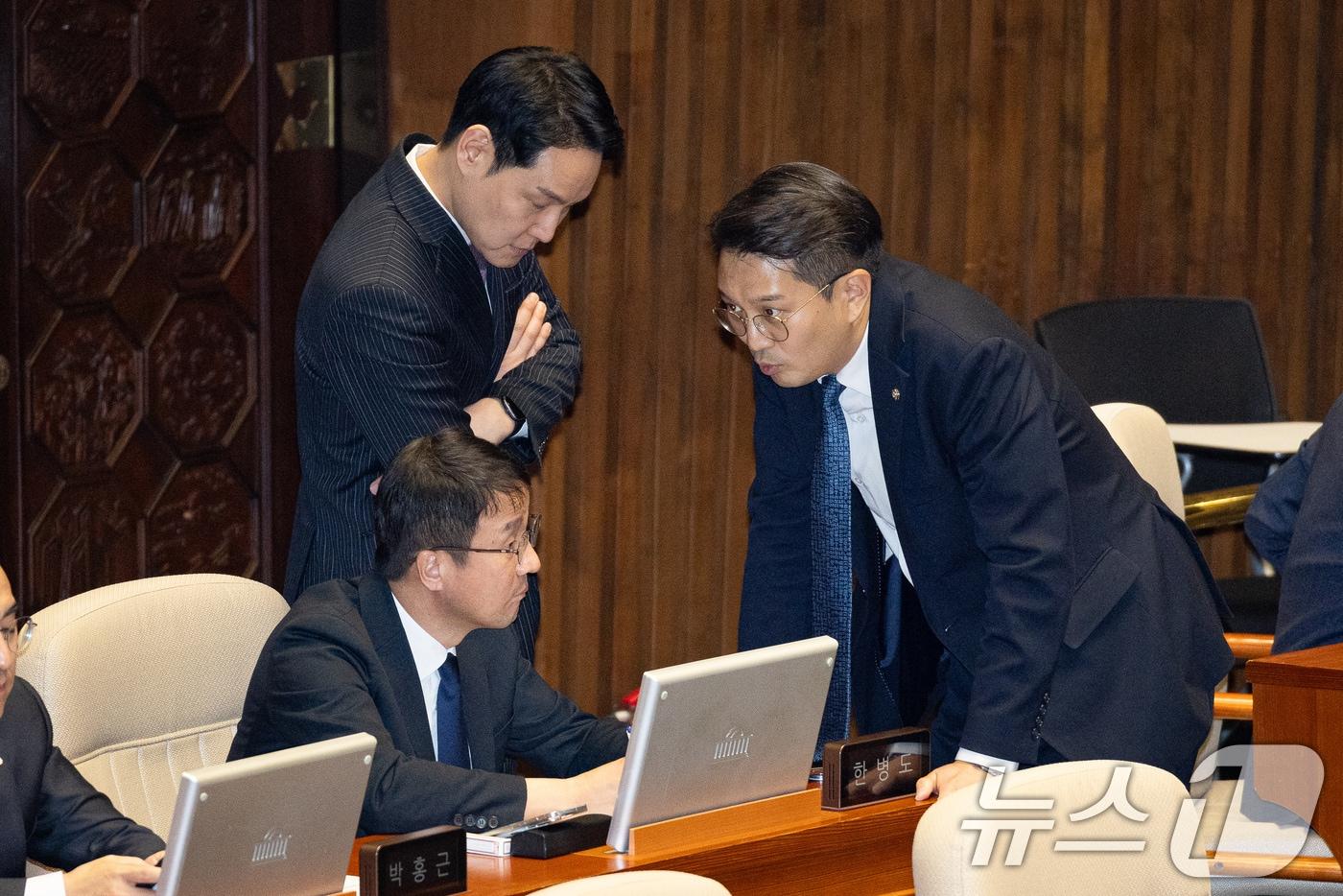 본문 이미지 - 한병도 더불어민주당 원내대표와 김한규 원내정책수석, 전용기 원내소통수석이 지난 16일 서울 여의도 국회에서 열린 제431회 국회(임시회) 제1차 본회의에서 대화하고 있다. 2026.1.16/뉴스1 ⓒ News1 유승관 기자