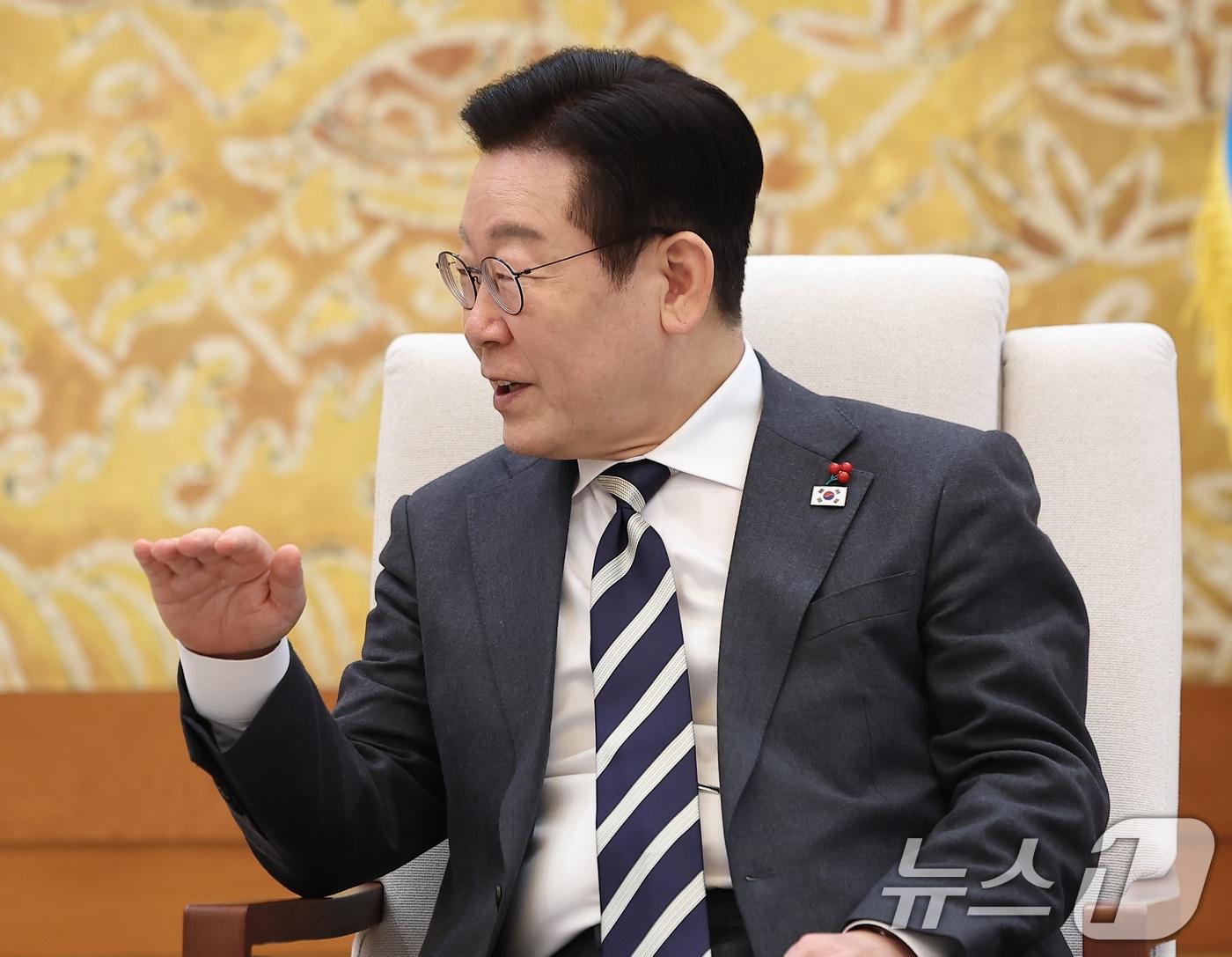 본문 이미지 - 이재명 대통령이 16일 청와대에서 아소 다로 전 일본 총리를 접견하고 있다. 2026.1.16/뉴스1 ⓒ News1 허경 기자