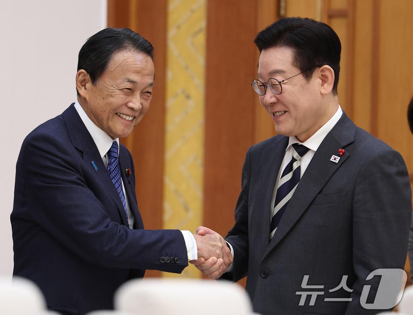 본문 이미지 - 이재명 대통령이 16일 청와대에서 아소 다로 전 일본 총리를 접견하고 있다. 2026.1.16/뉴스1 ⓒ News1 허경 기자